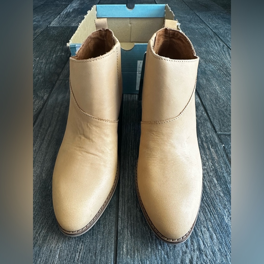 Women’s Toms boots
